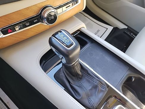 Used 2022 Volvo XC90 T6 Momentum image 35