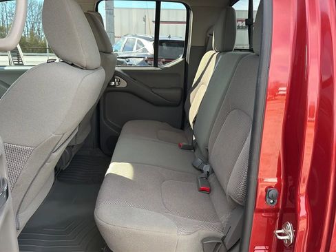 Used 2018 Nissan Frontier SV image 11