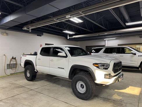 Used 2023 Toyota Tacoma TRD Off-Road w/ Black Out Package (TMS) AWD/4WD image 3