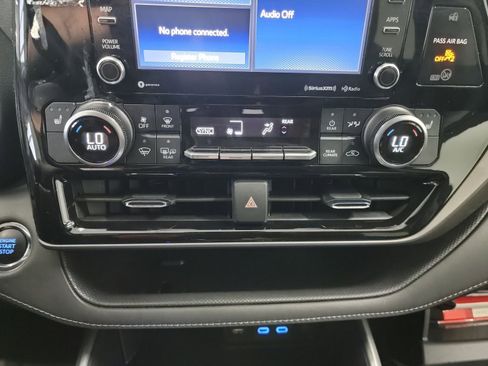 Used 2022 Toyota Highlander XLE AWD/4WD image 21
