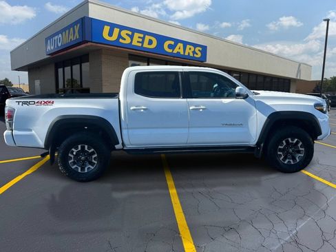 Used 2023 Toyota Tacoma TRD Off-Road w/ TRD Premium Off Road Package AWD/4WD image 2