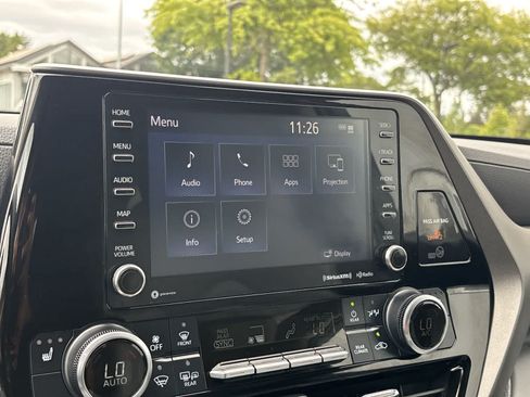 Used 2022 Toyota Highlander XLE AWD/4WD image 18