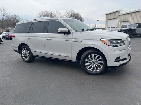 Used 2022 Lincoln Navigator Reserve image 2