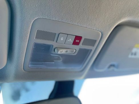 Used 2024 Hyundai Venue Limited FWD image 18