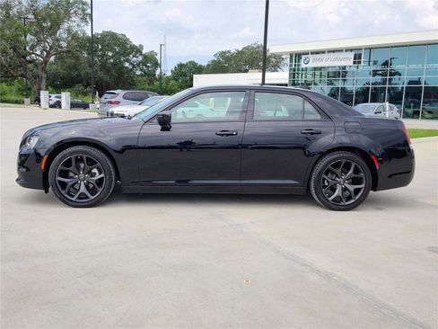 Used 2023 Chrysler 300 Touring w/ Sport Appearance Package image 3