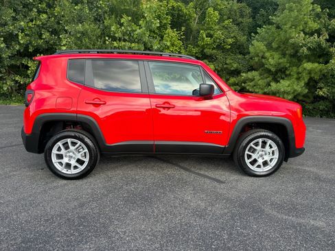 Used 2023 Jeep Renegade Latitude w/ Sun/Sound Group AWD/4WD image 17