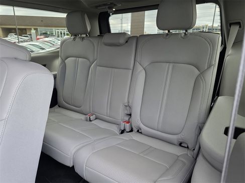 Used 2024 Jeep Wagoneer 4WD image 21