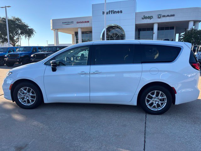 Used 2024 Chrysler Pacifica Touring-L FWD image 8