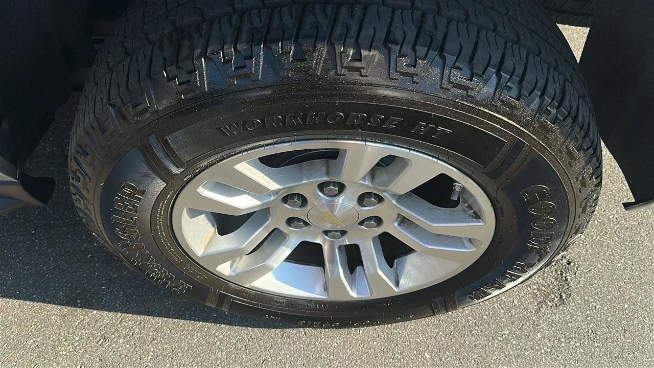 Used 2020 Chevrolet Suburban LT AWD/4WD image 17