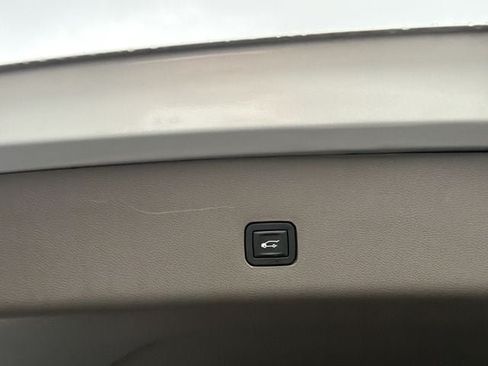 Used 2018 Chevrolet Traverse LT FWD image 16