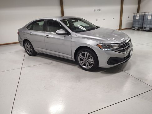 Used 2024 Volkswagen Jetta SE FWD image 2