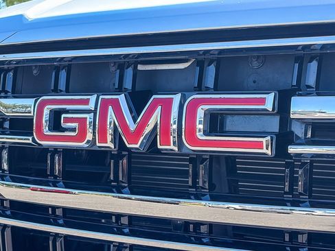 Used 2023 GMC Yukon SLT AWD/4WD image 14