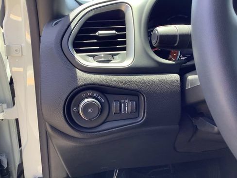 Used 2021 Jeep Renegade Latitude FWD image 15