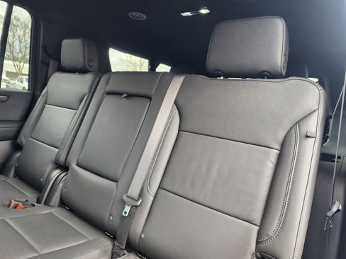 Used 2026 Chevrolet Suburban LT image 13
