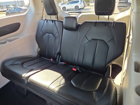 Used 2023 Chrysler Pacifica Touring-L image 10