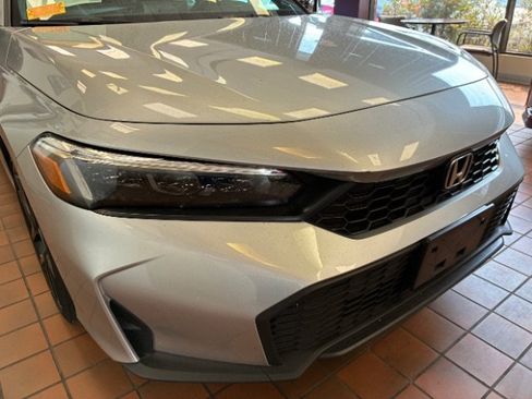 Used 2025 Honda Civic Sport image 2