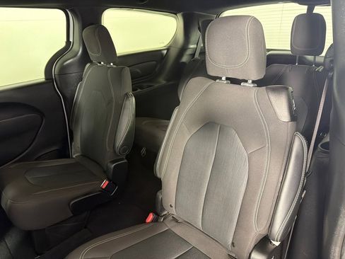 Used 2023 Chrysler Pacifica Touring FWD image 19