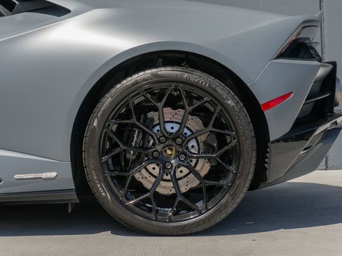 Used 2022 Lamborghini Huracan EVO RWD image 19
