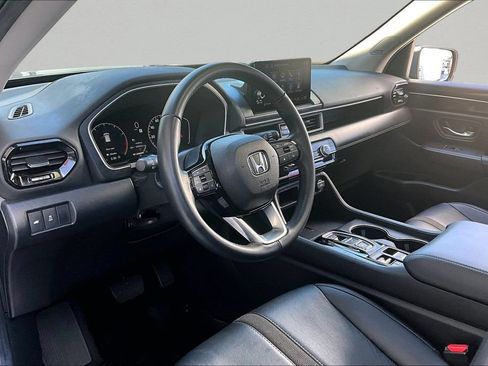 Used 2025 Honda Pilot Touring image 17
