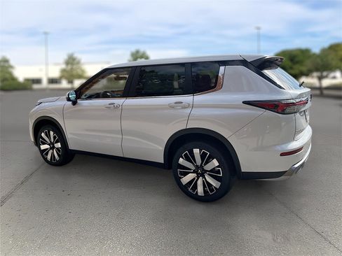 New 2025 Mitsubishi Outlander SE image 4