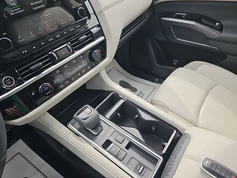 Used 2024 Nissan Pathfinder SL w/ SL Premium Package image 30