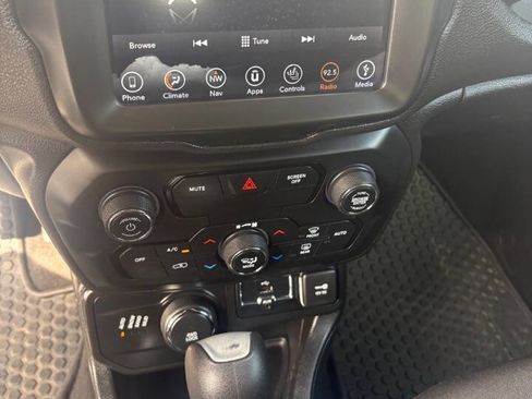 Used 2018 Jeep Renegade Latitude w/ UConnect 8.4 Nav Group image 18
