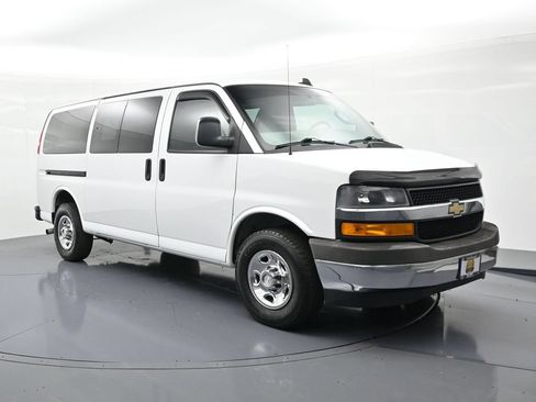 Used 2018 Chevrolet Express 3500 LT w/ LT Preferred Equipment Group RWD image 4