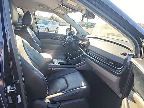 Used 2025 Kia Carnival image 19