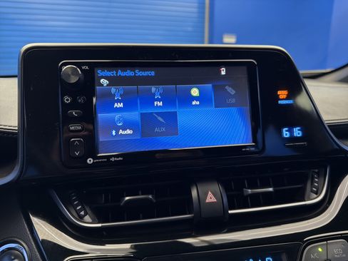 Used 2018 Toyota C-HR XLE FWD image 19