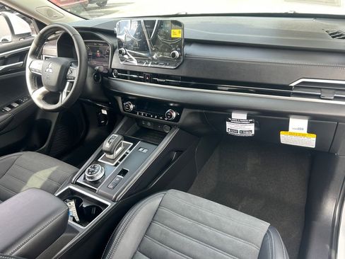 Used 2025 Mitsubishi Outlander image 37