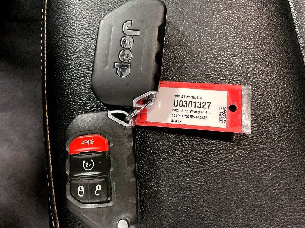 Used 2024 Jeep Wrangler Unlimited Sahara w/ Technology Group AWD/4WD image 31