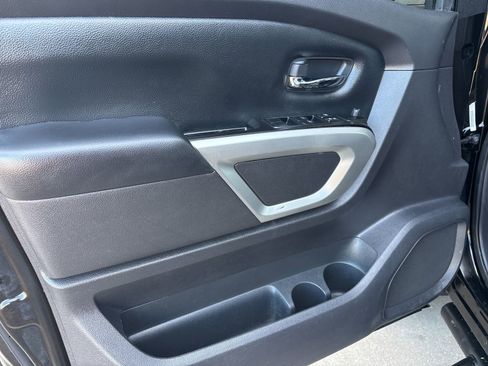 Used 2023 Nissan Titan SV w/ SV Convenience Package image 9