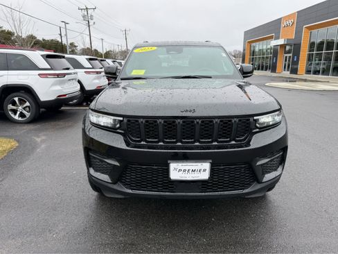 Used 2025 Jeep Grand Cherokee Altitude image 2