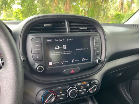 Used 2025 Kia Soul LX w/ LX Technology Package FWD image 14