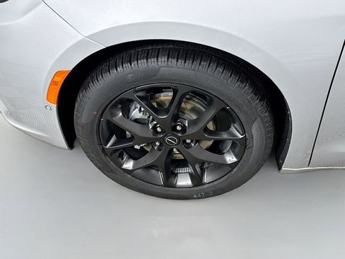 New 2026 Chrysler Pacifica Limited FWD image 29