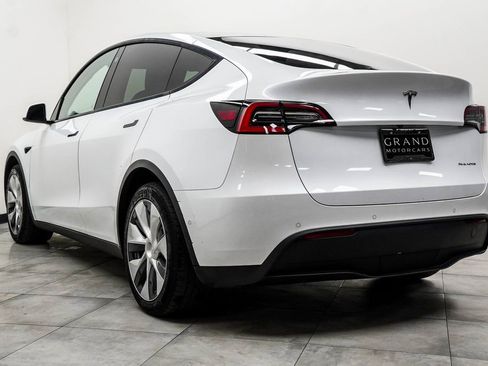 Used 2021 Tesla Model Y Long Range image 10