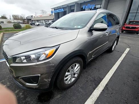 Used 2016 Kia Sorento LX w/ LX Convenience Package image 4