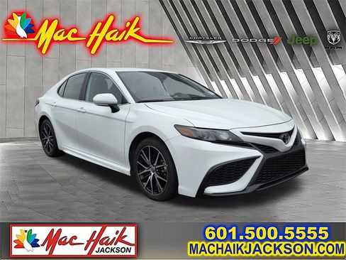 Used 2024 Toyota Camry SE image 1