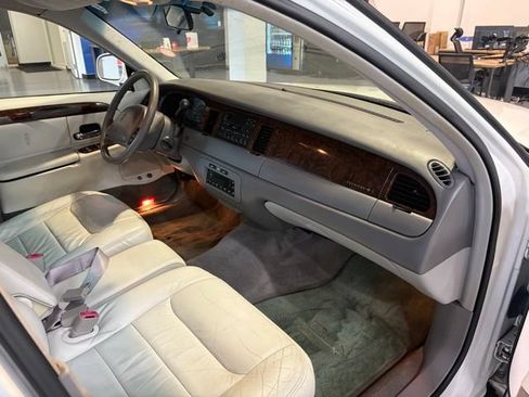 Used 2000 Lincoln Town Car Executive RWD image 31