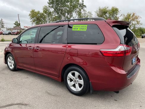 Used 2020 Toyota Sienna LE w/ LE Preferred Package FWD image 4