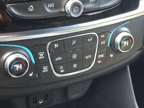 Used 2023 Chevrolet Traverse LT FWD image 35