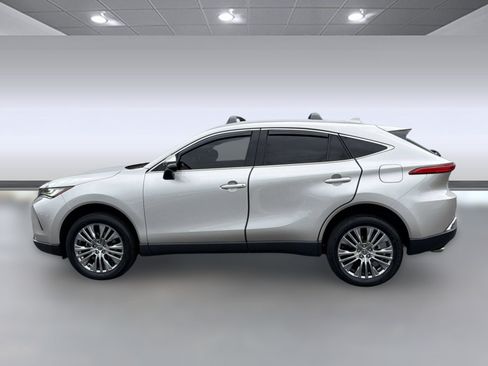 Used 2022 Toyota Venza XLE AWD/4WD image 2