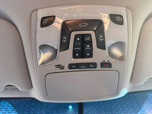 Used 2013 Toyota Sienna AWD image 18