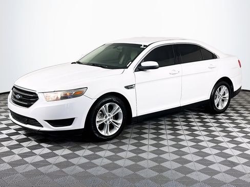 Used 2016 Ford Taurus SE image 4