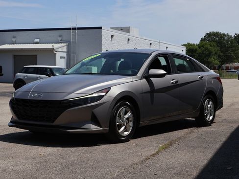 Used 2022 Hyundai Elantra SE FWD image 3