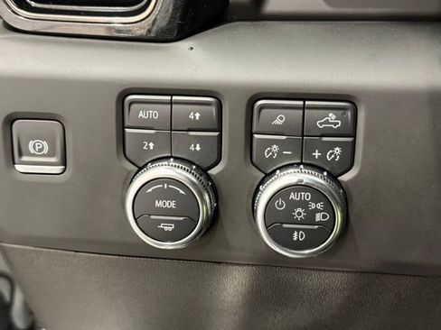 Used 2024 GMC Sierra 3500 AT4 w/ Technology Package AWD/4WD image 32