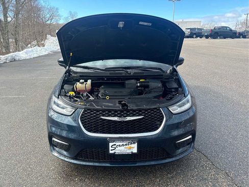 Used 2023 Chrysler Pacifica Touring-L image 11