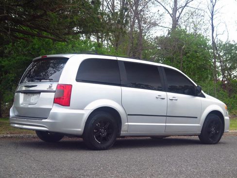 Used 2011 Chrysler Town & Country Touring FWD image 4