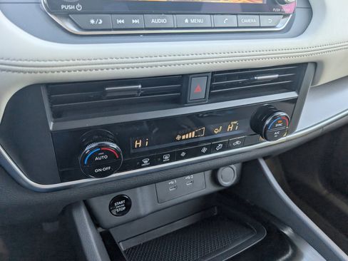 Used 2025 Nissan Rogue SV image 16