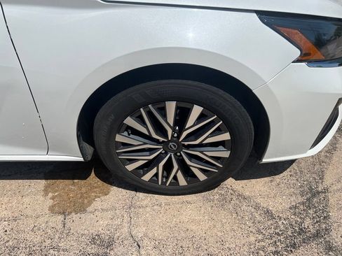 Used 2024 Nissan Altima 2.5 SV FWD image 17